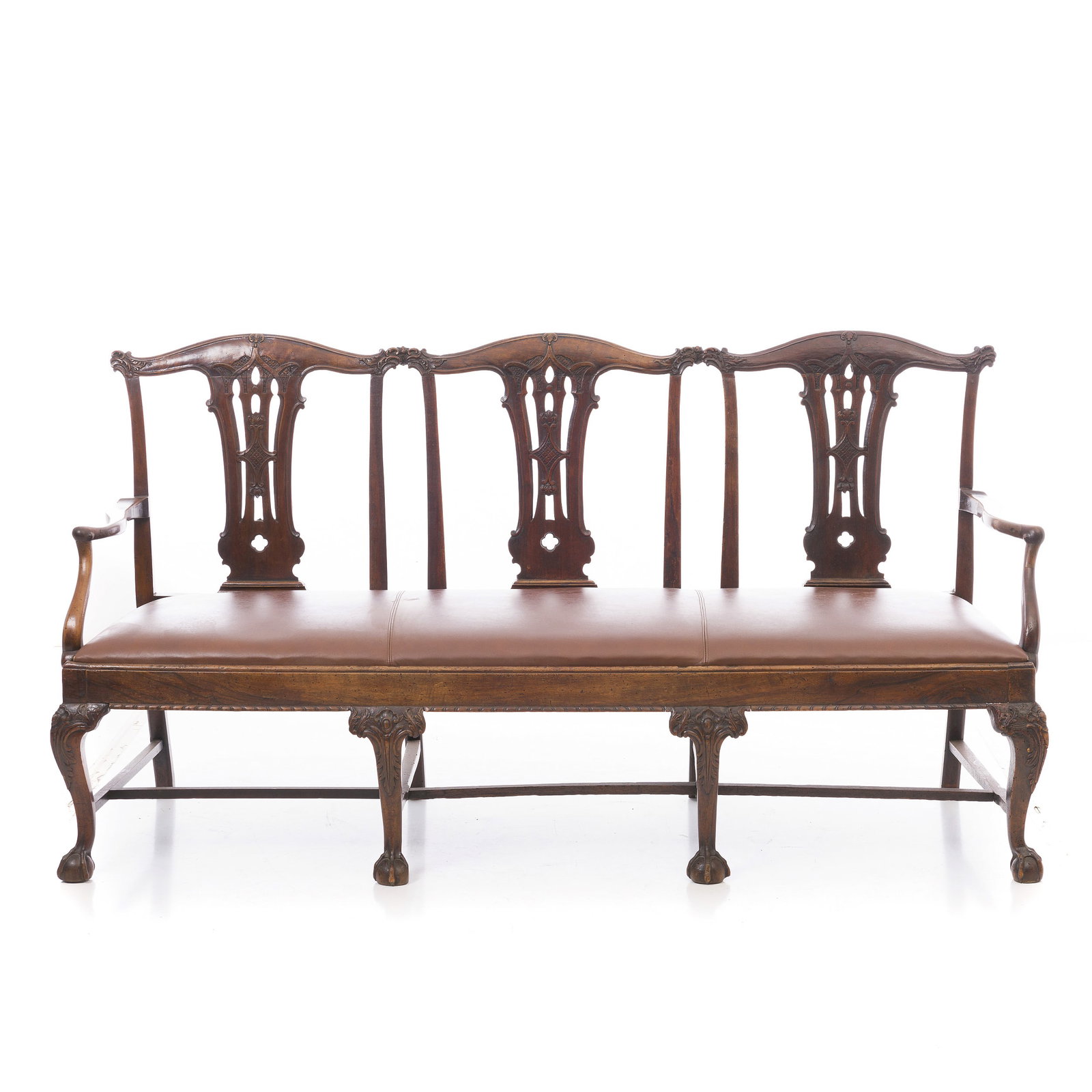 D. Joao V canape in walnut: Portugal, 18th century, walnut, carved and pierced decoration, with leather upholstery. Signs of use. Dim.: 102x192x72cm.