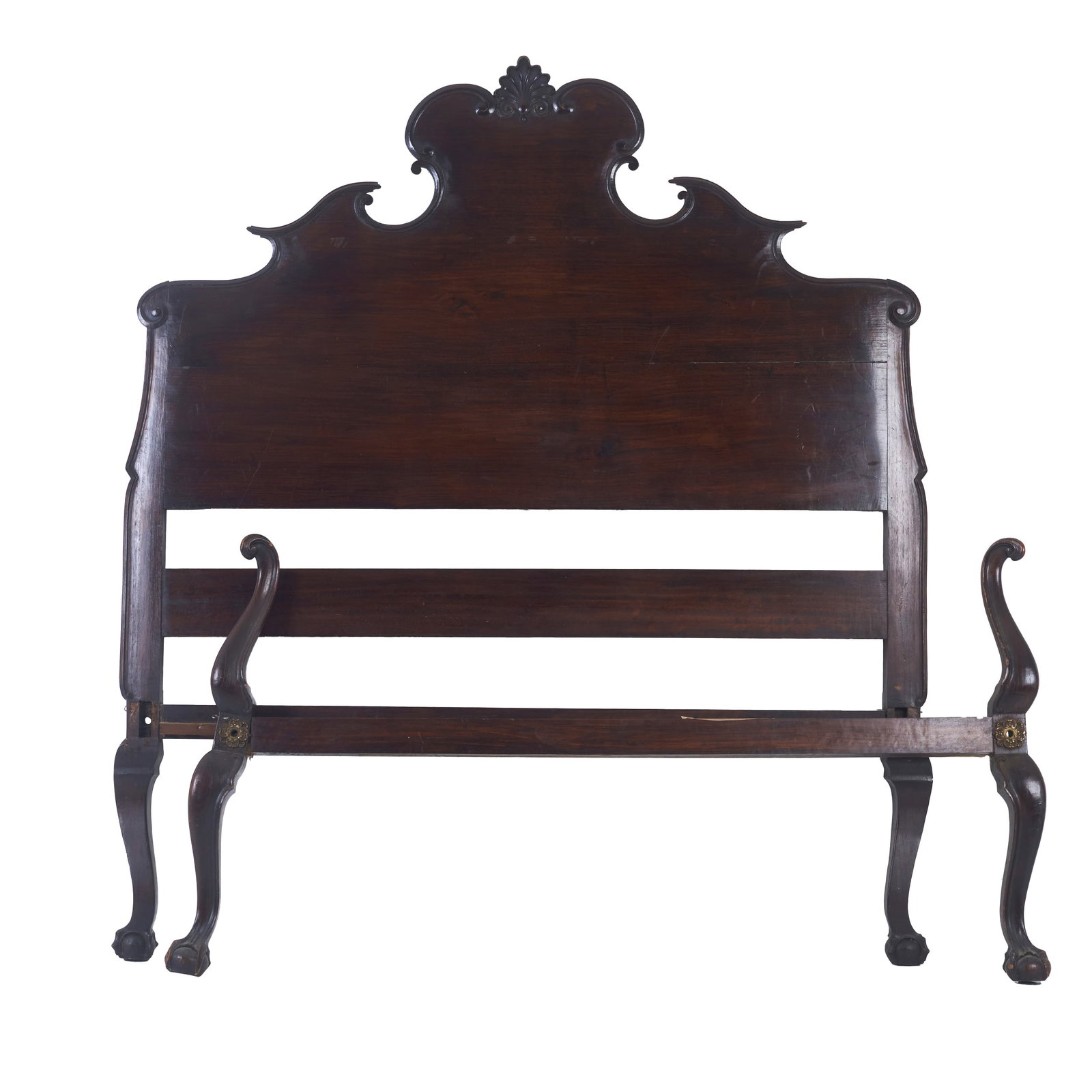 D. Jose-style bed: Portugal, 19th century, carved rosewood, scroll-shaped cut-out headboard, finished with a stylised shell motif; curved legs with claw-and-ball feet. Signs of use. Dim.: 159x200x141,5cm.