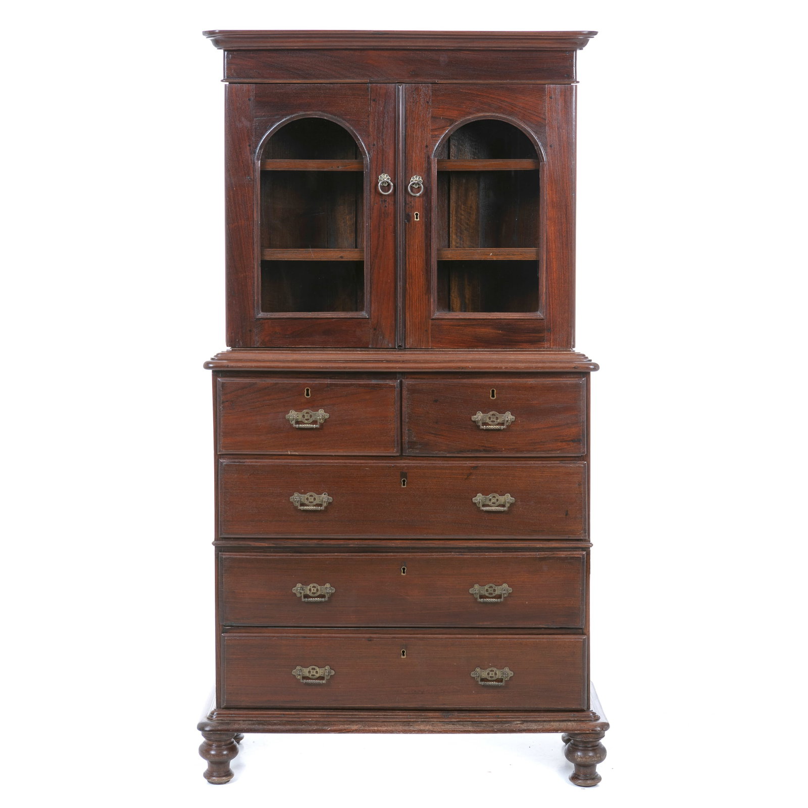 Dresser cabinet: English, 19th century, in mahogany, chest of drawers with five drawers, upper body with glass doors, interior with shelves, metal fittings. Signs of use. Dim .: 168x87x35 cm.