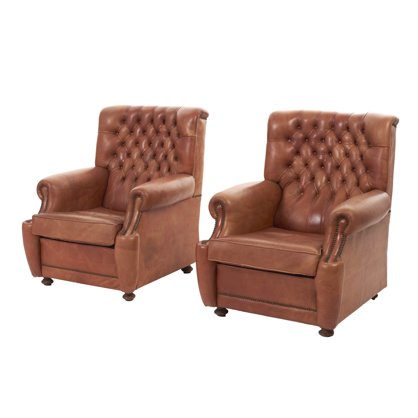 Pair of capitone club sofas: Portugal, 20th century, upholstered in brown tufted leather with stud detailing; turned wooden legs. Signs of use, minor flaws. Dim.: 94x76,5x92,5cm.