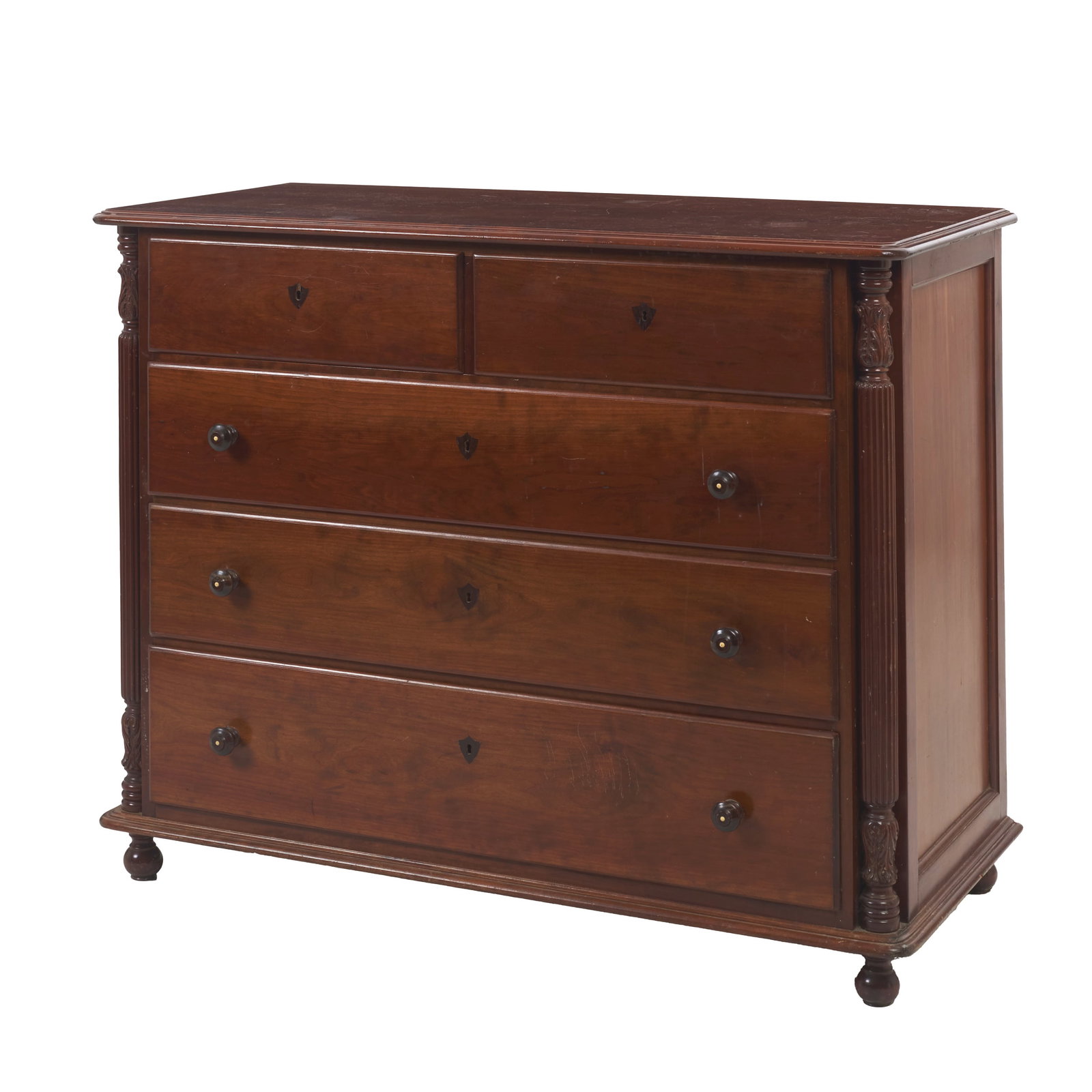 D. Maria Chest of Drawers: Portugal, 19th century, vinewood, with two drawers and three deep drawers with turned handles; carved pilasters with plant motifs. Signs of use. Dim.: 99x120x59cm.