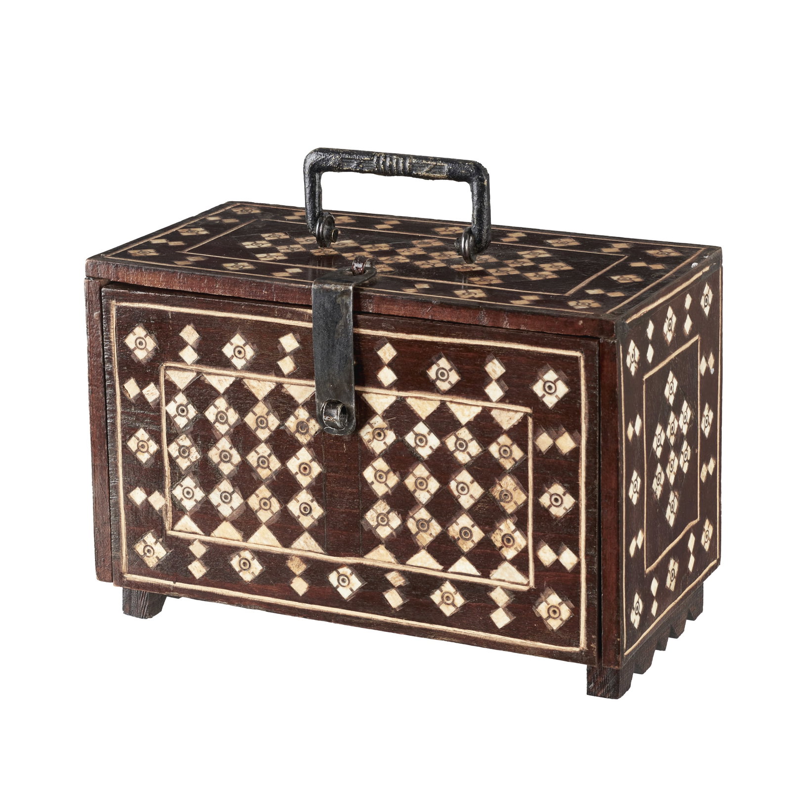 Indo-Portuguese table counter: 19th century, teak, with three drawers resembling four; inlaid oxbone decoration depicting geometric patterns. Signs of use. Dim.: 13.5x20x11cm.