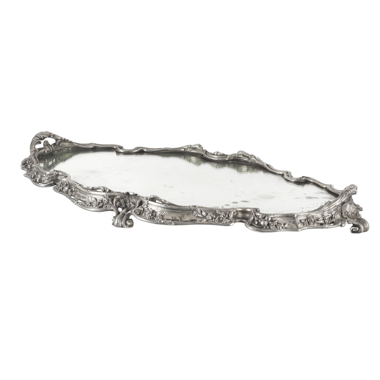 Louix XV style silvered surtout de table: France, 19th century, in silver-plated metal, with raised decoration style Louis XV featuring scrollwork and plant motifs; oval shape with a mirror in the centre. Signs of use. Dim.: 78cm.