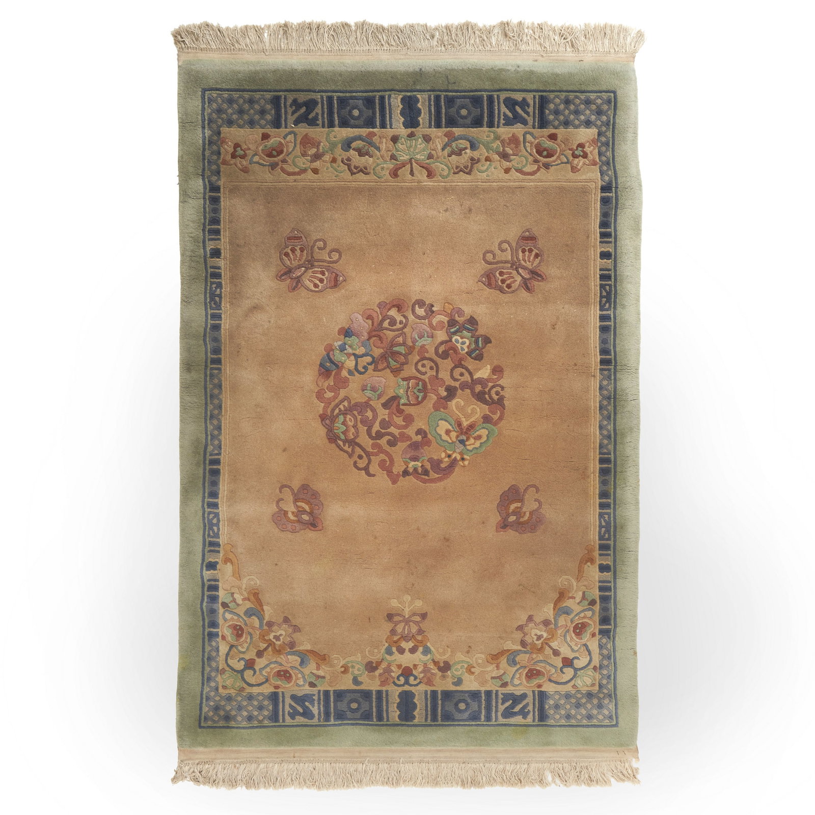 Chinese rug: Beijing, 20th century, polychrome wool yarn, decorated with a central medallion in the shape of a garland, surrounded by floral motifs. Signs of use. Dim.: 208,5x139,5cm.