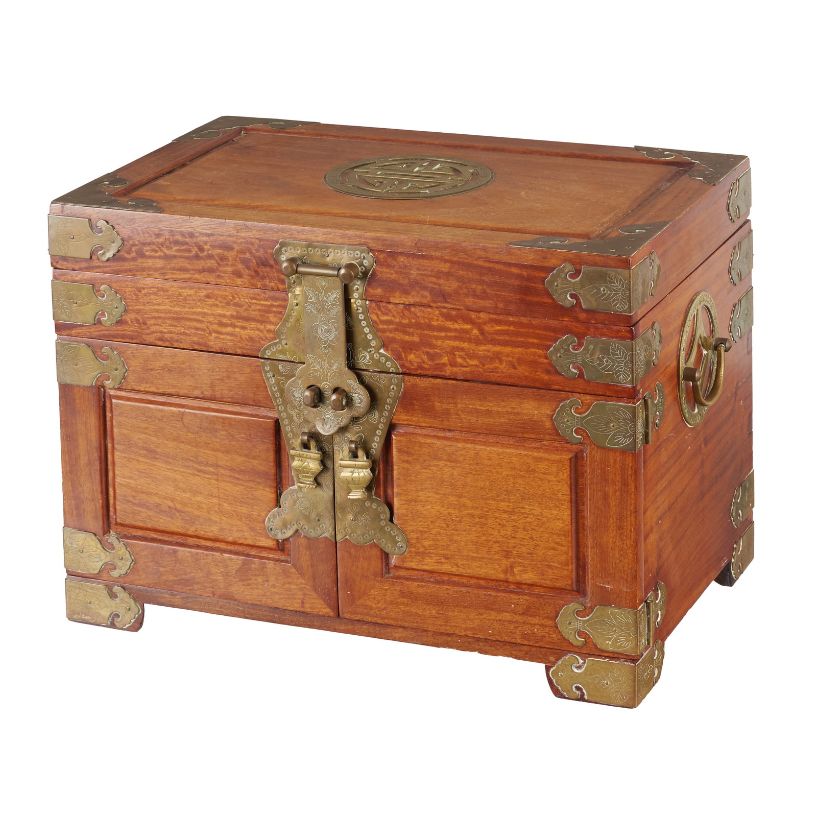Chinese Hongmu stand: Chinese Minguo carved and pierced tamarind wood, with two tiers. Signs of use. Dimensions: 25.5 x 35.5 x 17.5 cm.