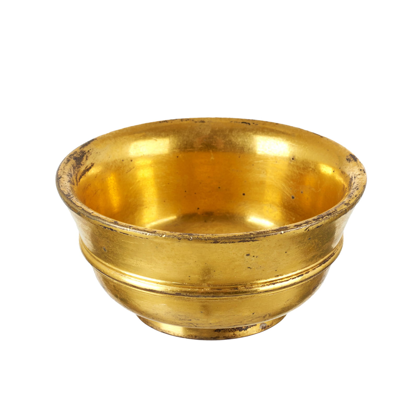 Chinese Gilt bronze libation cup, Qianlong: China, Qianlong mark and of the period, in gilded bronze with a central frieze in relief. Signs of use and slight wear. Dim.: 9 cm.