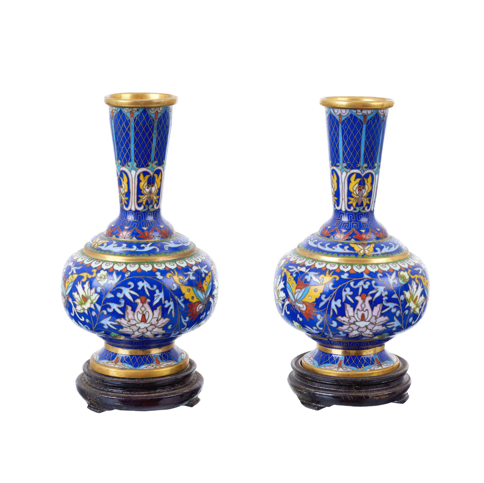 Pair of Chinese cloisonne metal vases: China, 20th century, metal decorated with polychrome cloisonne enamel, depicting a lotus flower, scrollwork and butterflies against a blue background; wooden base. Signs of use. Dim.: 17.5cm.