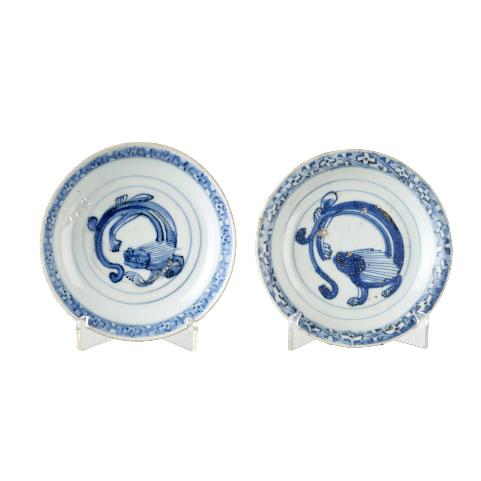 Pair of 'Chilong' porcelain plates from China, Ming dynasty: China, Ming dynasty, blue decoration depicting a Qilin. Marked. Signs of use. Dim.: 11.5cm.