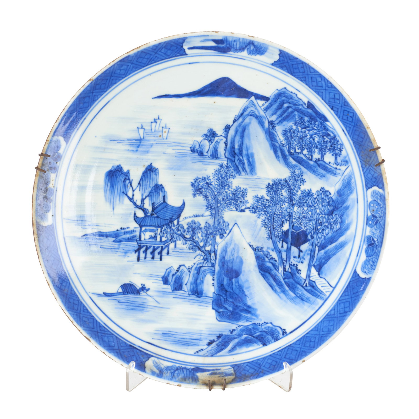 Chinese porcelain plate: China, Tongzhi, blue decoration depicting a landscape; reverse decorated with plant motifs. Signs of use and chips to the rim. Dim.: 27.5 cm.