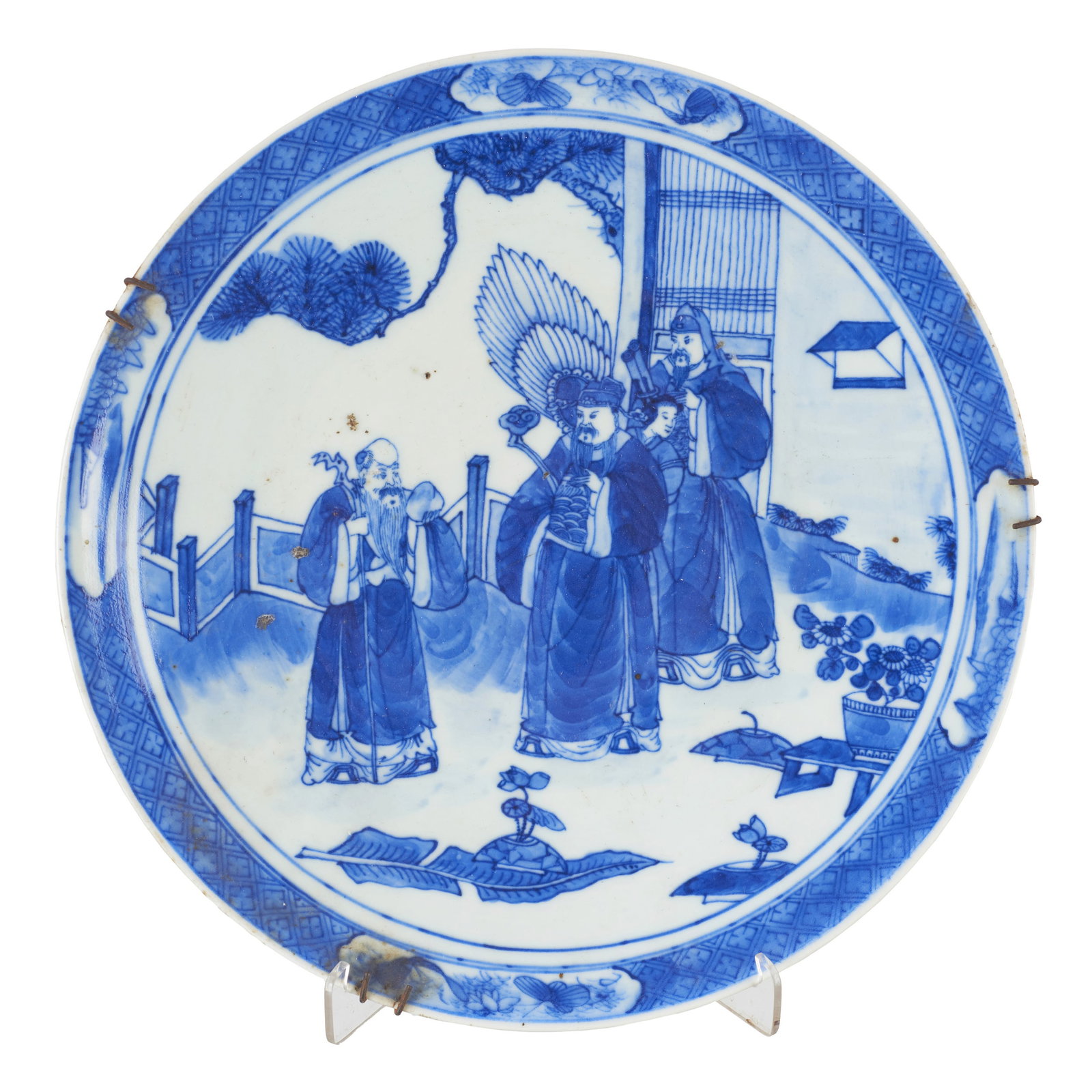 Chinese porcelain Sanxing Gods plate: China, Tongzhi, blue decoration depicting the Sanxing Gods in a landscape; reverse decorated with plant motifs. Signs of use and minor flaws. Dim.: 27.5 cm.
