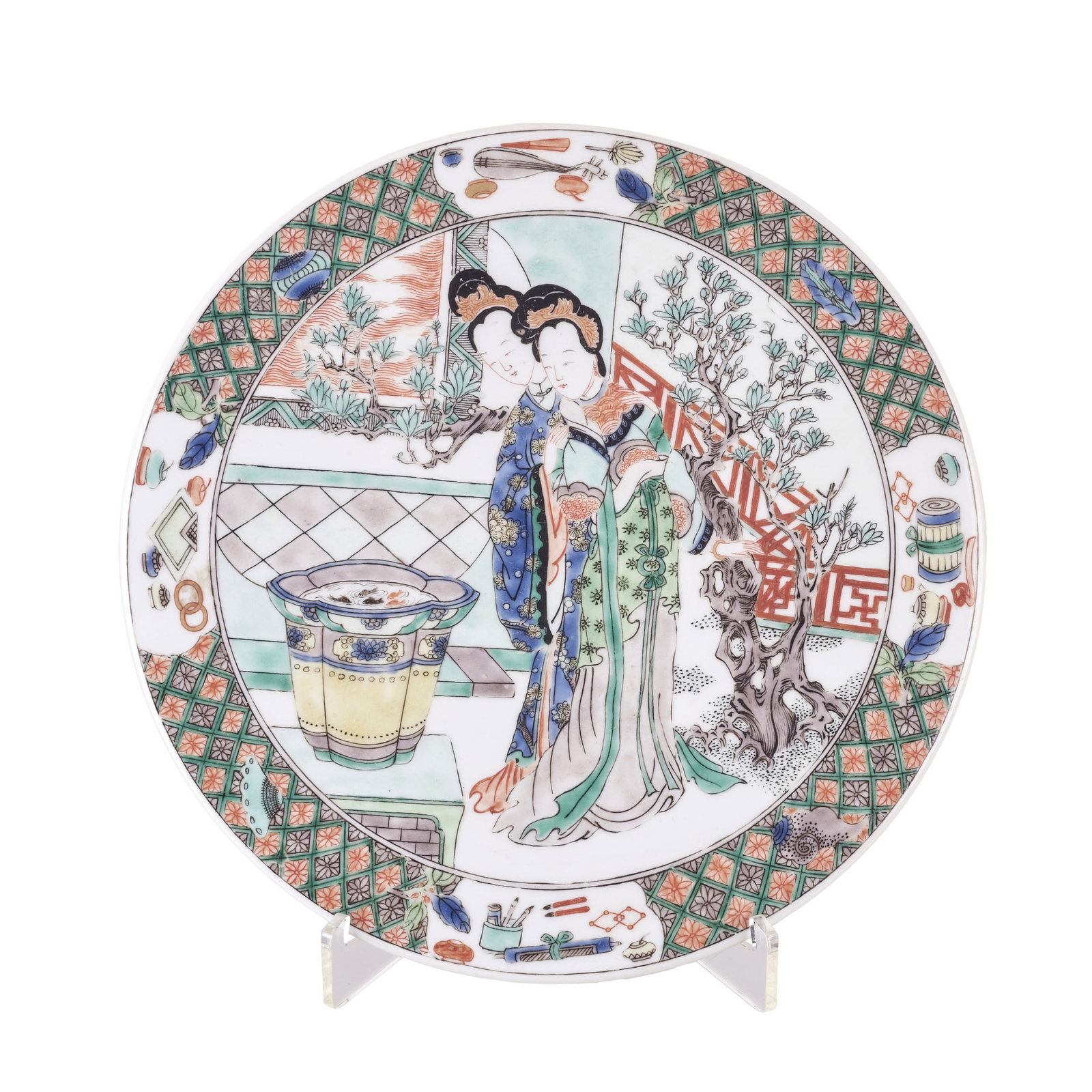 Porcelain plate from China, Republic: China, Republic, polychrome enamel decoration in the green family and rouge de fer, with a reserved area depicting female figures; rim with geometric motifs and figurative elements. Signs of use. Dim.
