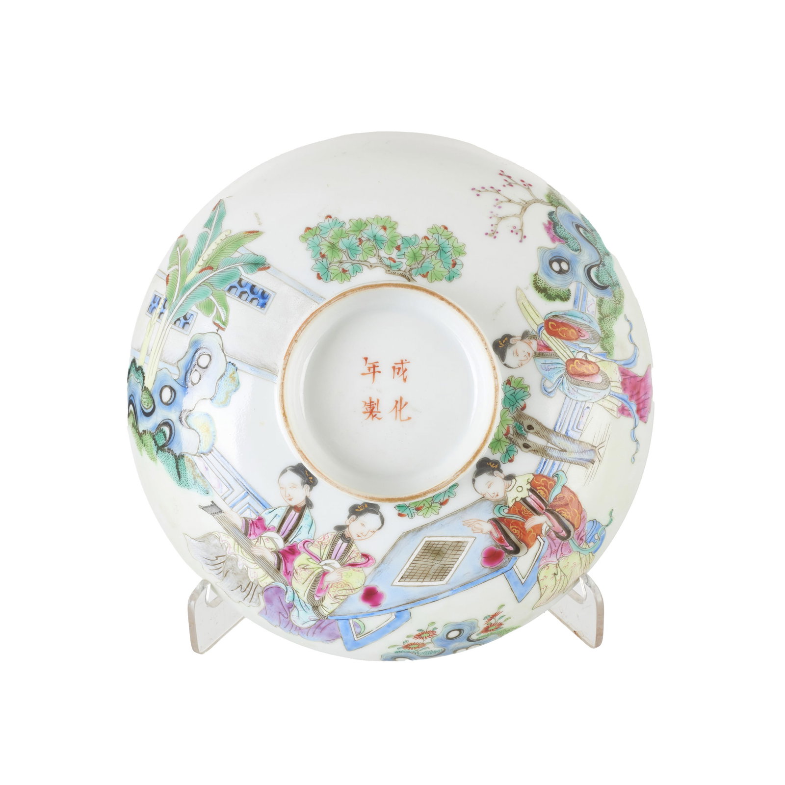 Porcelain bowl from China, Republic: China, Republic, polychrome enamel decoration in the rose family, depicting female figures in a landscape on exterior body; interior centred with peaches. Marked.Cheghua Signs of use. Dim.: 16 cm.