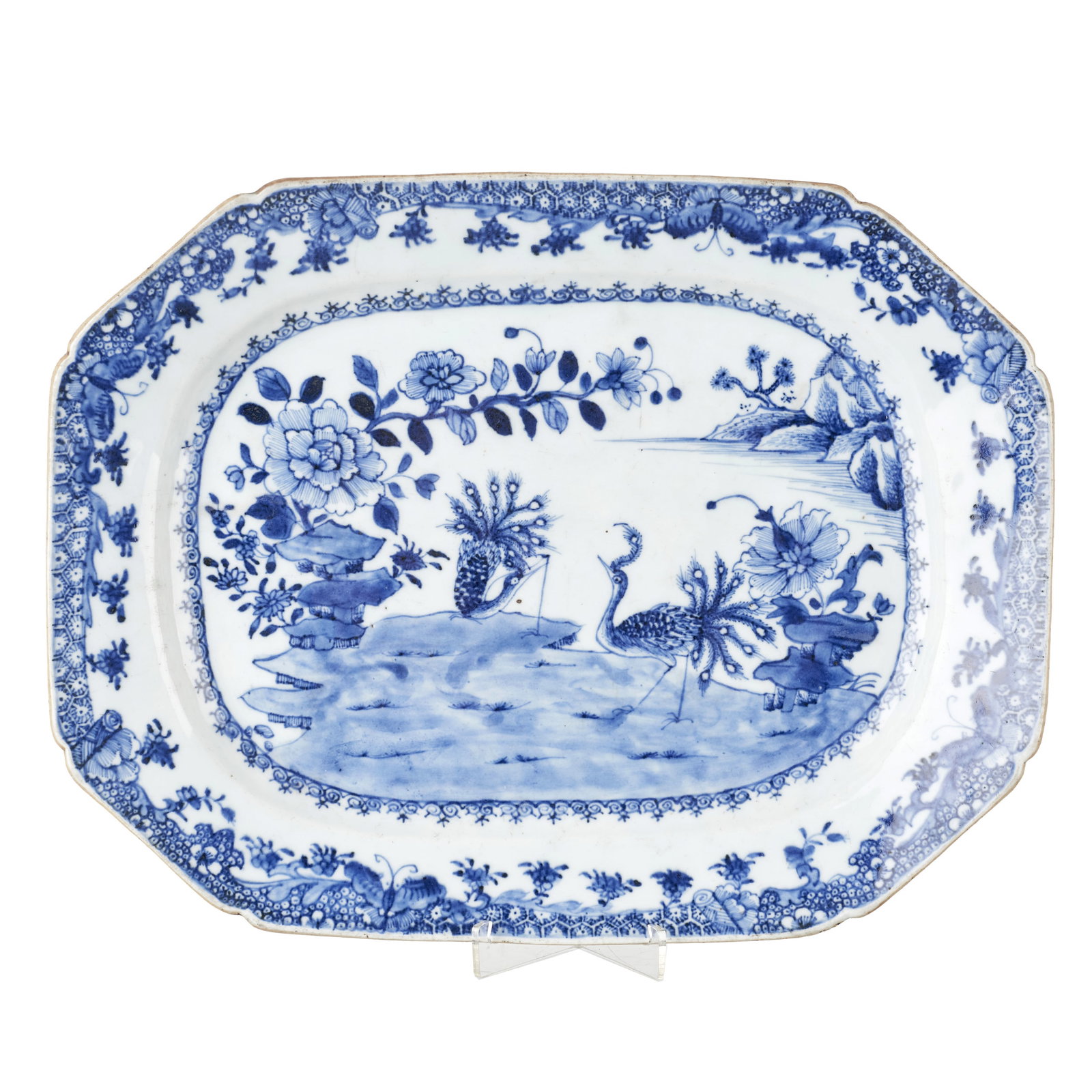 Chinese porcelain 'peacock' platter: China, Qianlong period, octagonal plate with cut-out rim, decorated in blue with landscapes and peacock. Signs of use. Dim.: 35cm.