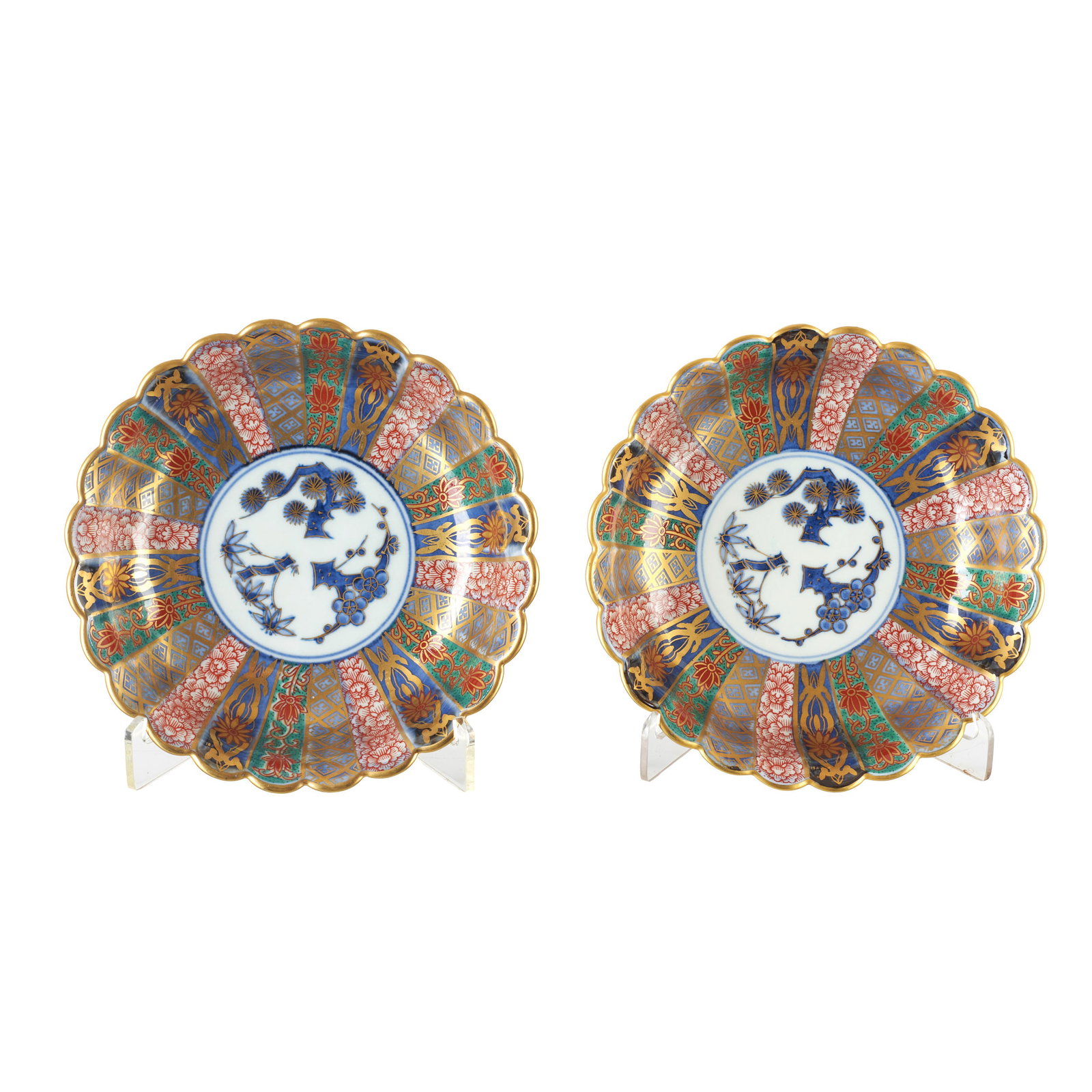 Pair of Imari porcelain bowls from Japan: Japan, 20th century, cut-edge plate with polychrome Imari decoration and gold, featuring vegetal and geometric motifs. Marked Hayashi Kuro. Signs of use. Dim.: 16.5 cm.