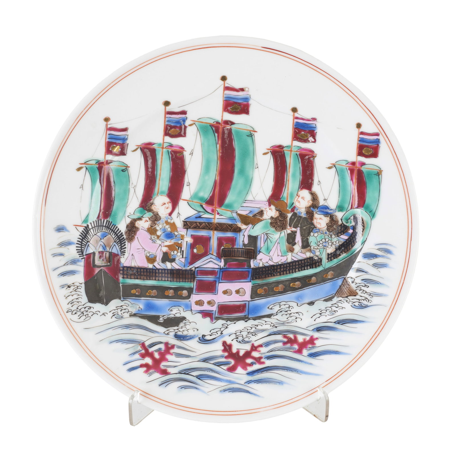 Namban 'blackship' plate in Japanese porcelain: Japan, Meiji, polychrome and gold porcelain, depicting the Dutch merchant ship Kurofune of the Dutch East India Company (VOC). Signs of use. Dimensions: 25cm.