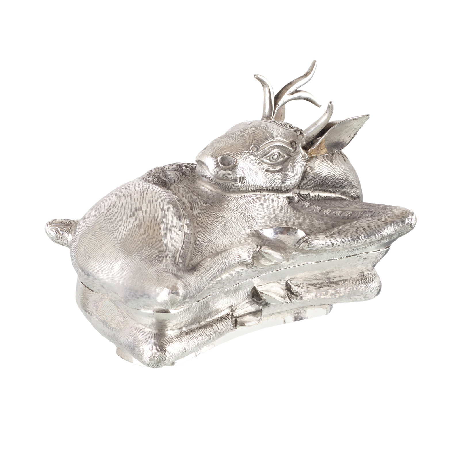 'Deer' box in Burmese silver: Burmese silver, 19th century, depicting a deer with raised floral decoration. Signs of use. Approx. weight: 198g. Dim.: 12cm. Protected under Decree-Law No. 120/2017.