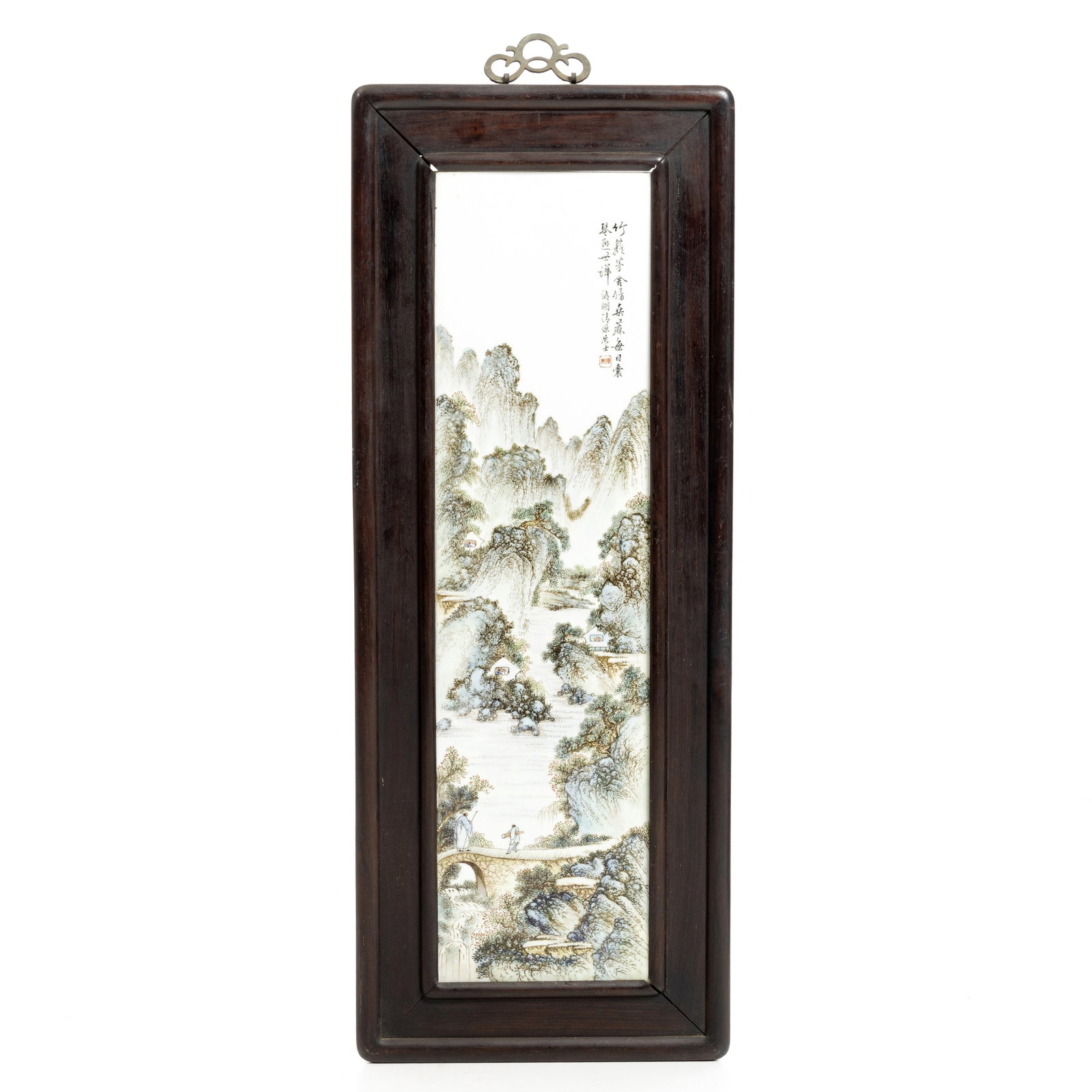 'River landscape' plaque in Chinese porcelain: China, Minguo, porcelain, polychrome decoration representing landscape with figures and bridge, and calligraphy. Tamarind frame. Signs of use. Dim.: 74.5x19cm.