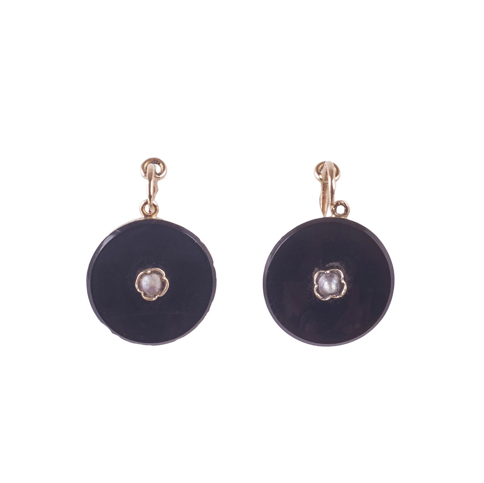 Pair of gold and onyx earrings: Yellow gold, with onyx inlays and half-pearls. Signs of use. Approx. weight: 5.45g. Dim.: 2.2cm. Under DL 120/2017.