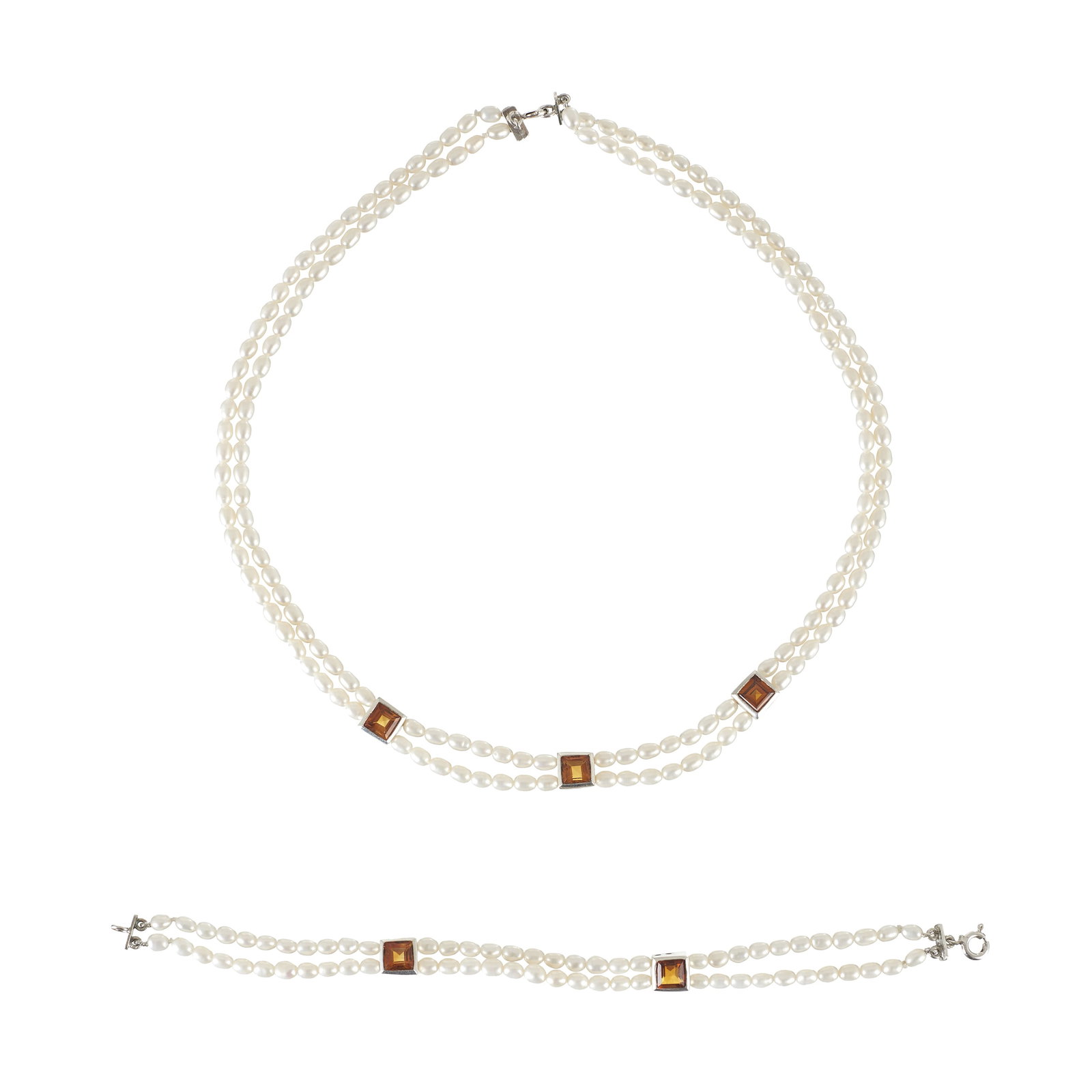Pearl necklace and bracelet with a silver clasp: 925 sterling silver, with two strands of freshwater pearls and 5 square topazes. Signs of use. Dim.: 17.5cm (bracelet); 20.5cm (necklace when closed).