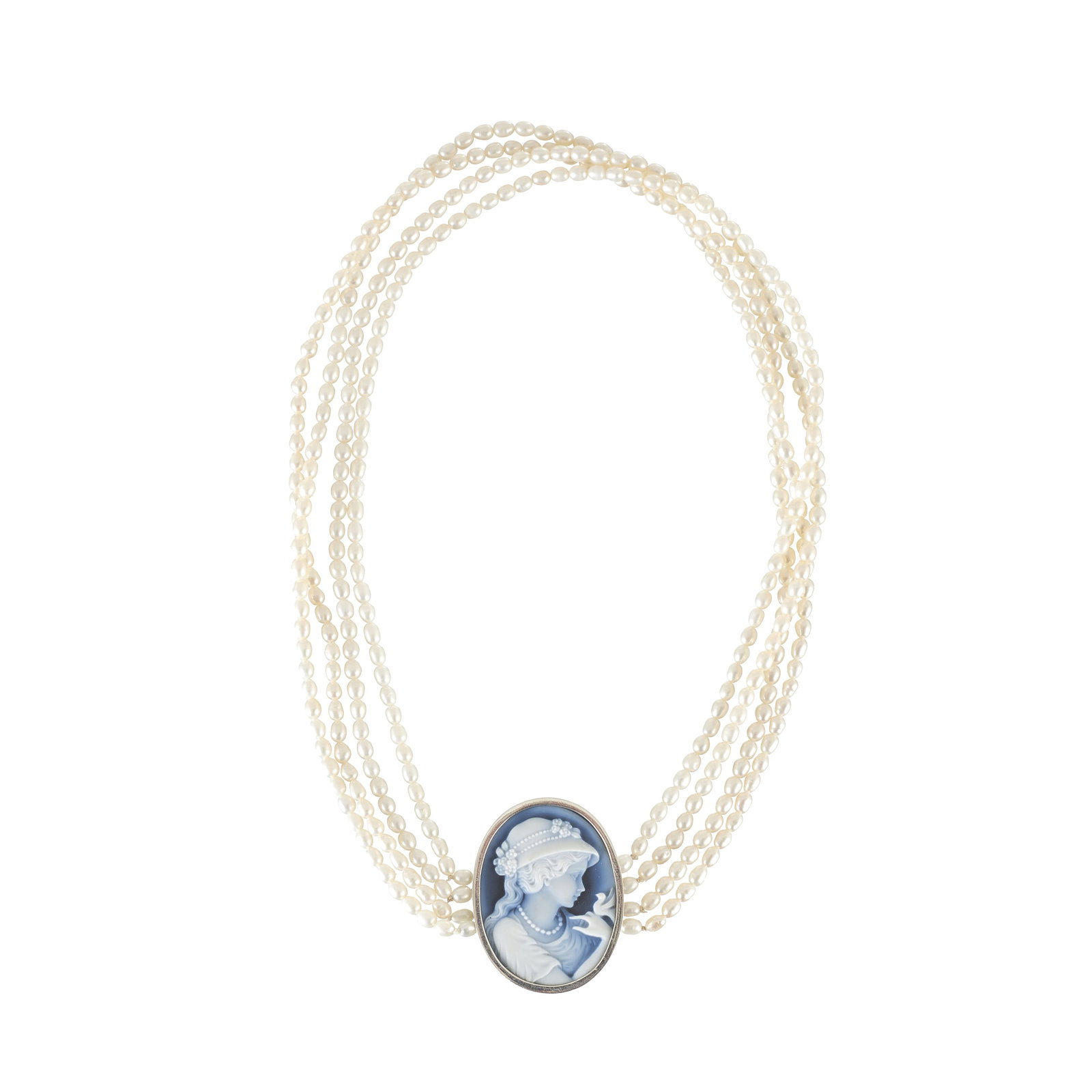 Pearl necklace with a silver medallion: Portuguese silver, 925 eagle hallmark, with four rows of freshwater pearls and an oval agate cameo. Signs of use. Dim. (closed): 22.5cm.