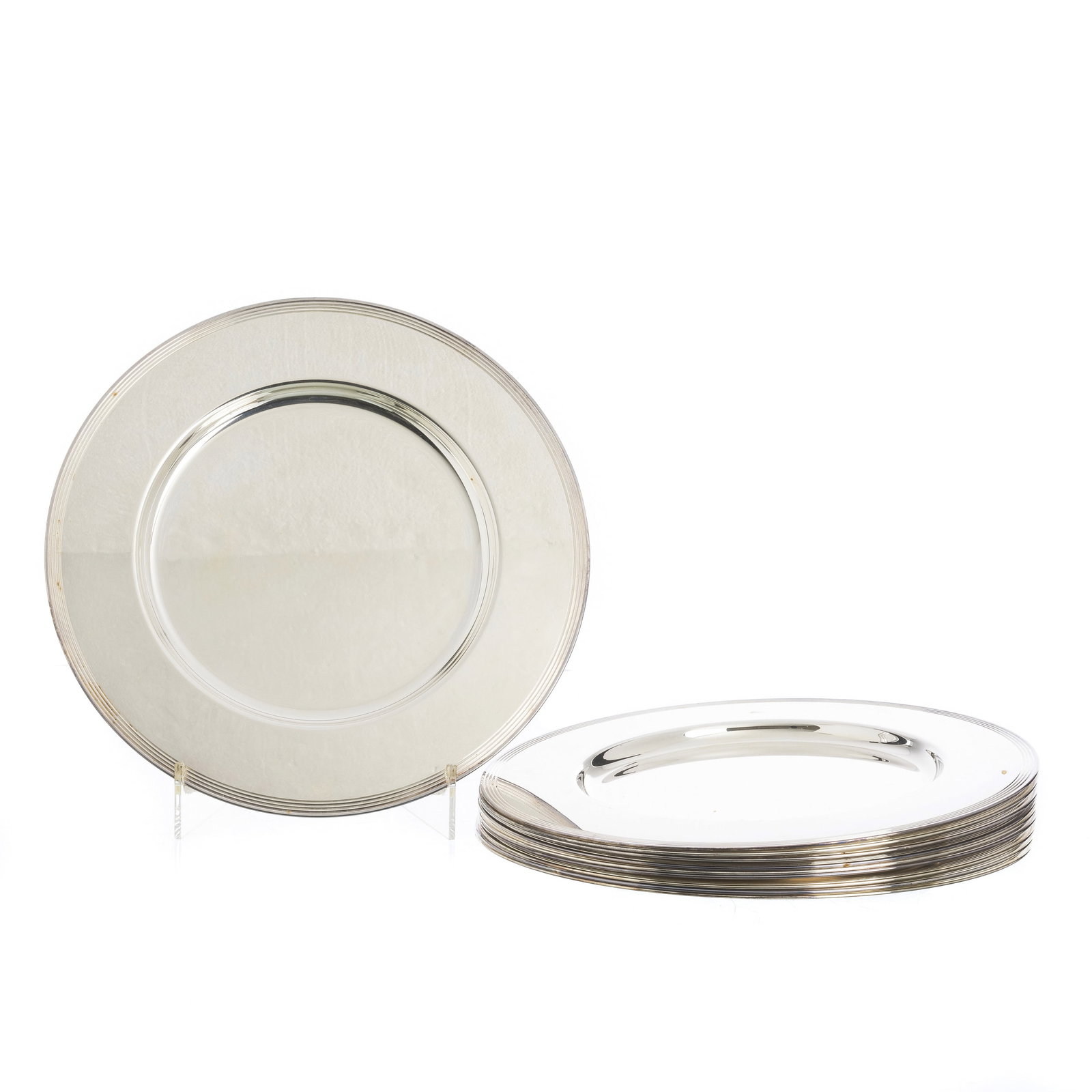 MAESTRI - Set of 20 silverplated dining chargers: Italy, c.1970, manufactured by Maestri; plain design, with concentric friezes on the rim. Marked. Signs of use. Dim.: 31,5cm.