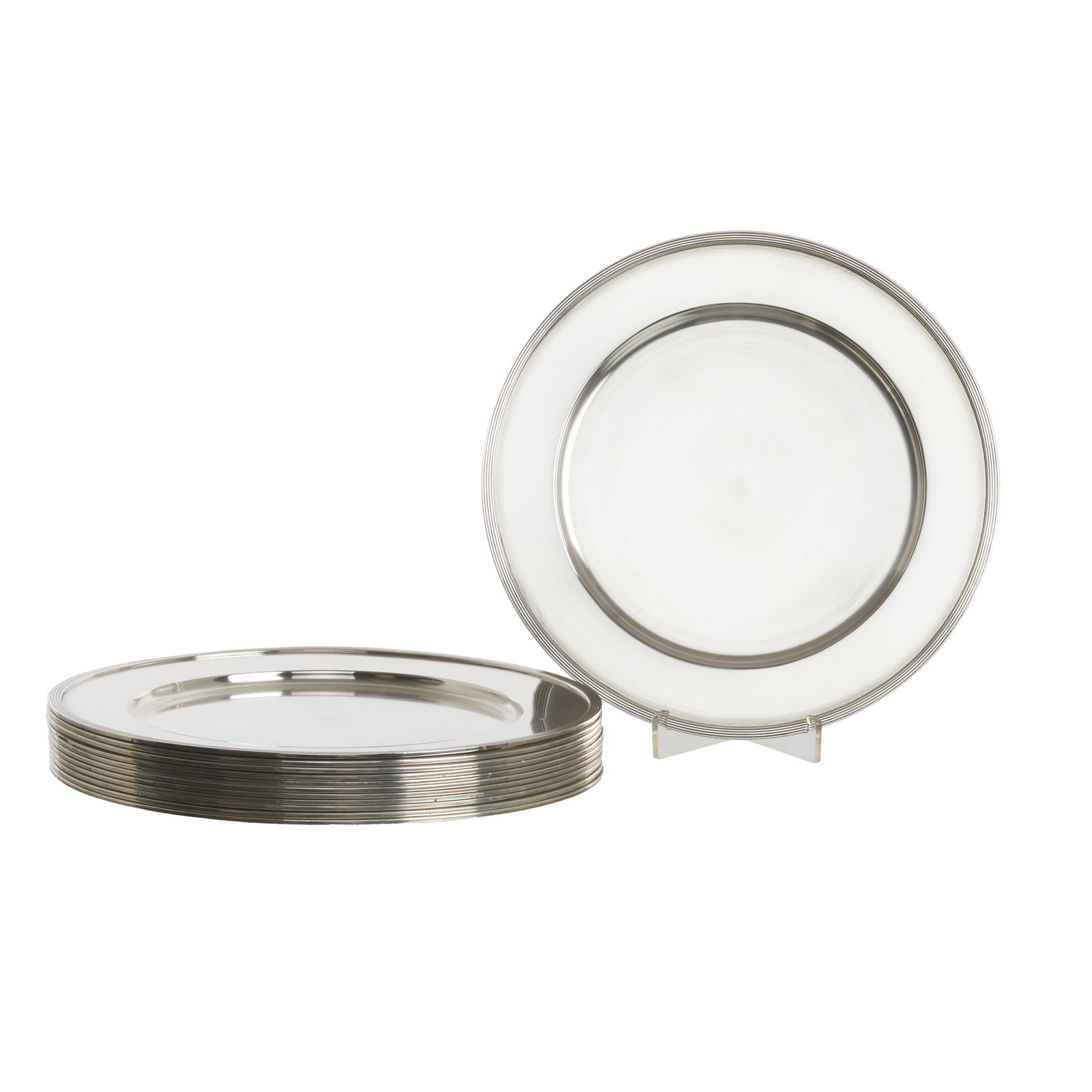 Set of twelve side plates in Portuguese silver: Portuguese silver, 833 eagle (1938-1984), plain finish, concentric friezes on the rim. Signs of use. Approx. weight: 3740g. Dim.: 23cm.