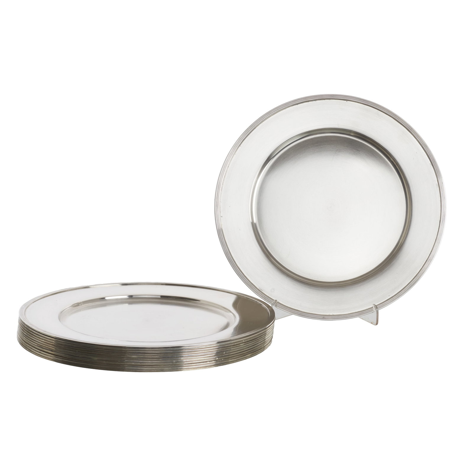 Set of twelve place plates in Portuguese silver: Portuguese silver, 833 eagle (1938-1984), plain design, concentric friezes on the rim. Signs of wear. Approx. weight: 6799g. Dim.: 31cm.