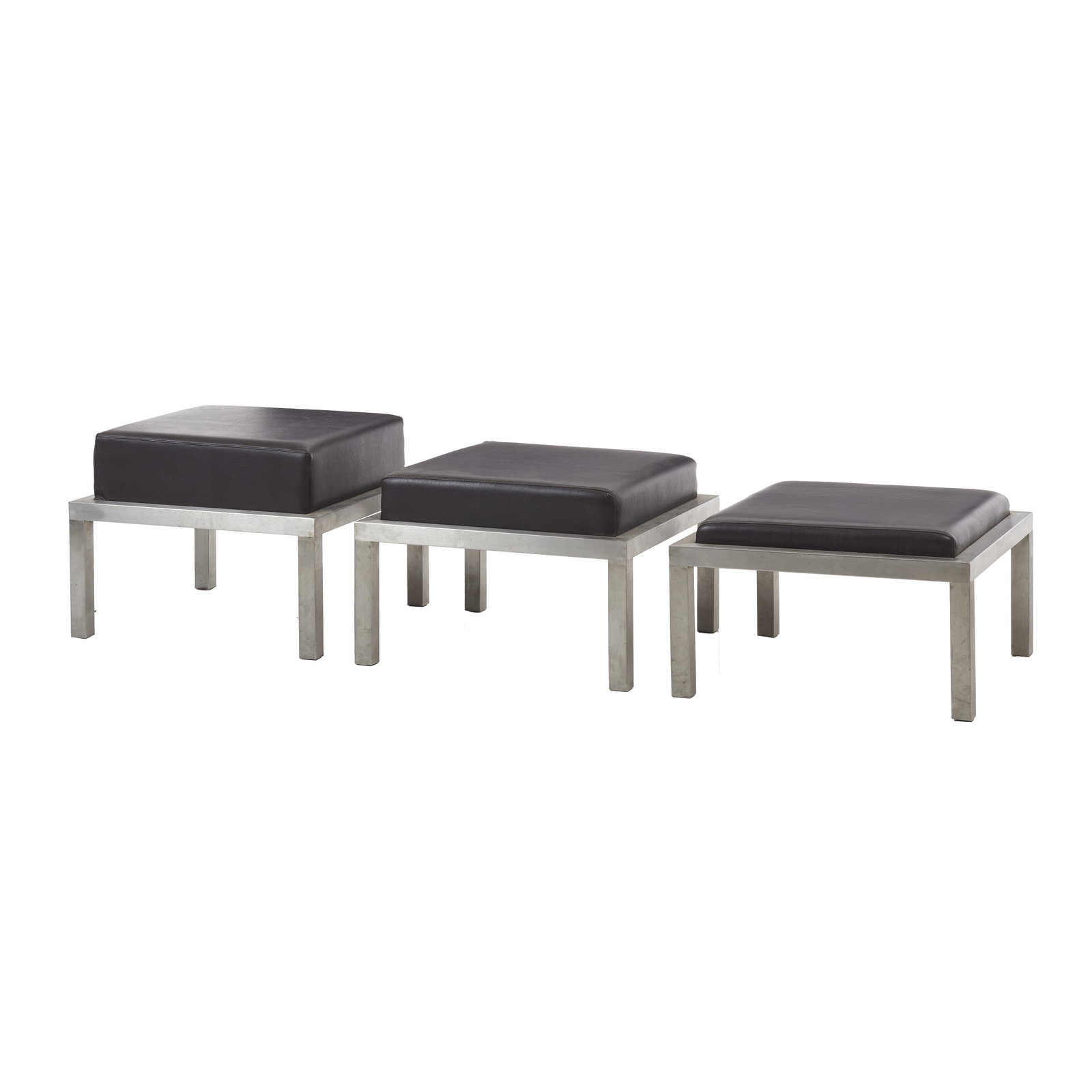 PORTUGUESE WORK, c. 1990 - Three minimalist benches: Portugal, c. 1990, chrome-plated metal frame with seats upholstered in brown leather; cascading arrangement. Signs of use. Dim.: from 35.5?60?60 to 45?60?60cm.