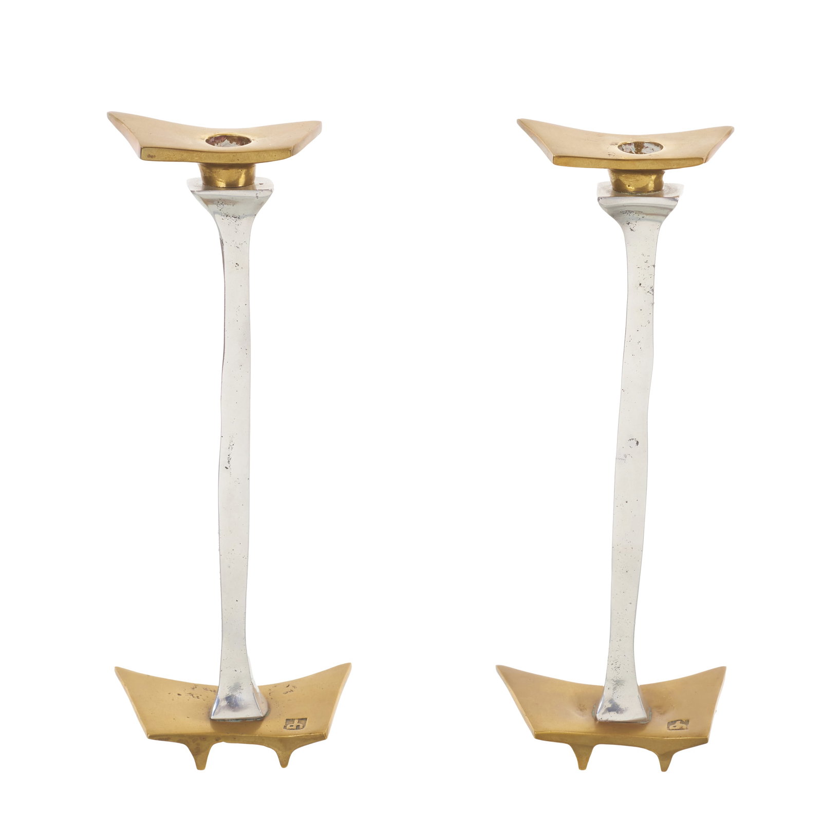 DAVID MARSHALL (b. 1942) - Pair of brutalist Chandeliers: Spain, c. 1970, in aluminium and polished brass. Marked. Signs of use. Dim.:29x11x6.5cm