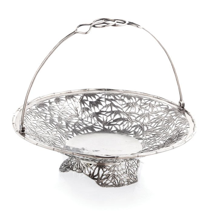 WANG HING - Fruit Bowl in Chinese silver: Chinese silver, marked Wang Hing 90, 19/20th Century, decorative cast in relief with bamboo. Approx.: 366grs. Dim.: 22cm.