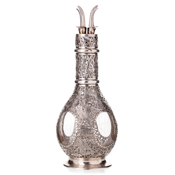 Bottle 'four recipients' in Chinese silver: China Minguo, glass monture in Chinese silver marked, cast decoration of peonies, dragons, pagoda, boats and bamboo. Small flaws and defects. Dim.: 34.5 cm.