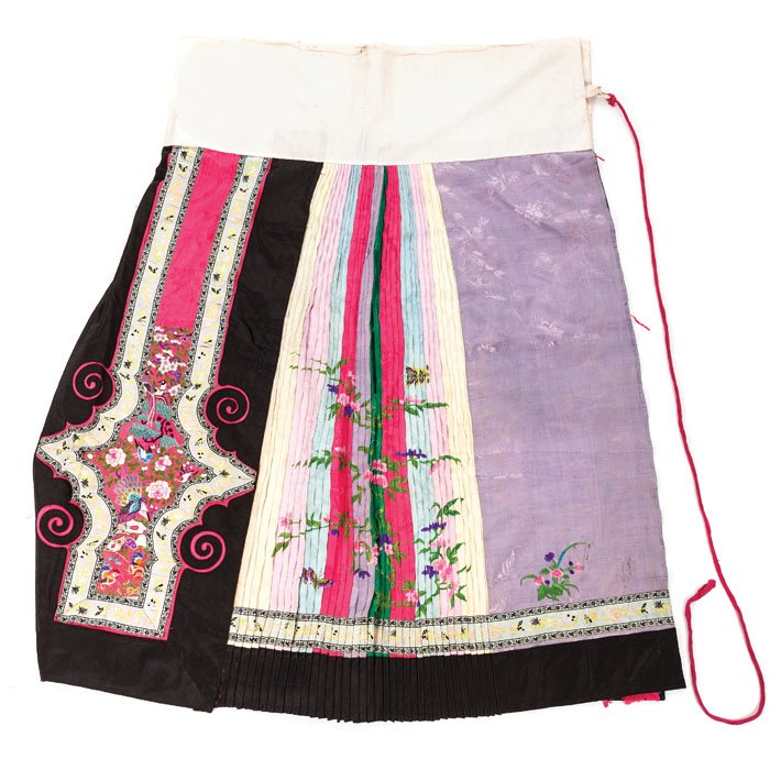 Chinese embroidered skirt: China 20th Century, Minguo, pleated skirt of silk embroidered with silver thread and golden silk. Signs of use. Dim.: 103x130, 5cm.