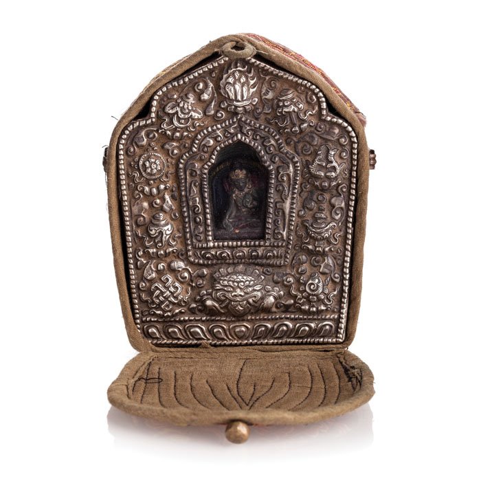 Portable altar Tibetan Gau: Portable altar Tibetan Gau, 19/20th Century, partially covers silver interior with painted clay bodhisattva, outer pocket fabric. Signs of use. Dim.: 14.5 cm.