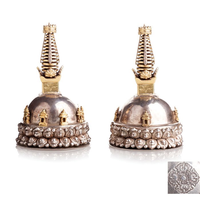 Pair of reliquaries 'Stupa' in Tibetan silver: Tibet 20th Century, silver and silver gilt, lotus base with altars. Brand Vajra base. Signs of use. Approx.: 343grs. Dim.: 11cm.