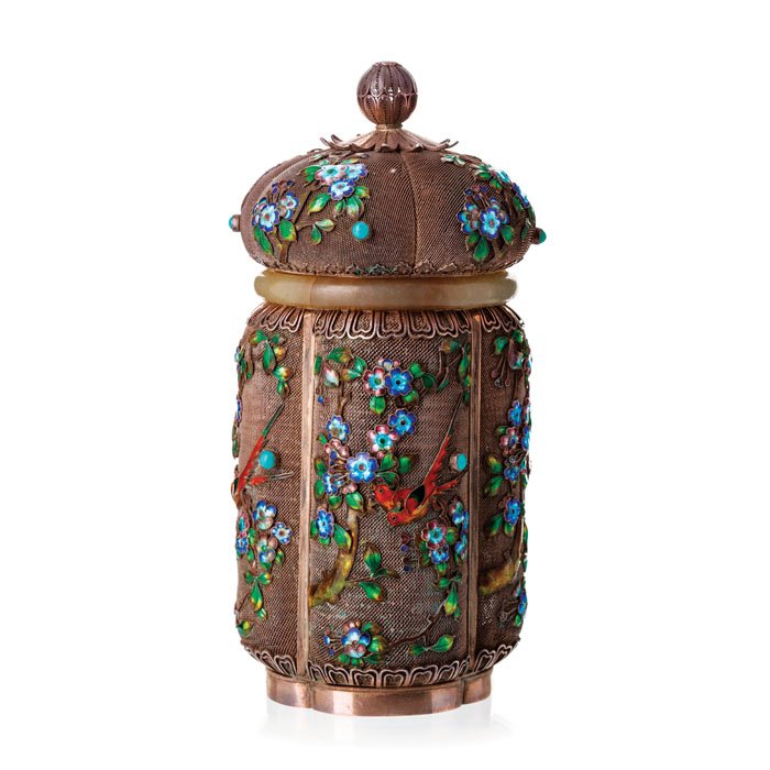 Chinese box in silver and enamels, Hong Kong: China Minguo period, cash in silver and silver filigree ring with turquoise and jade, decorated in relief with enamel, birds and flowers. Marked on base 'Silver Made in China' Signs of use. Approx.: 5