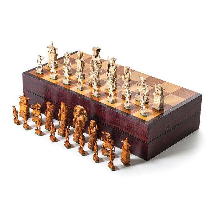 Set of Chinese ivory chess: China 20th Century, wooden box with lids to make the game board, compartments for chess pieces carved polychrome ivory. Signs of use. Dim.: 5.1 cm to 10.3 cm (parts); 10,5 x46x22, 7cm (closed box), 5,