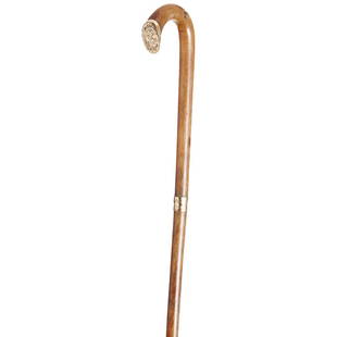 Rhinocerus and gold walking stick: In rhinocerus horn, 19th century, applications in gold with an engraved monogram. Signs of wear. Weight 144grs. Dim.:83cm.