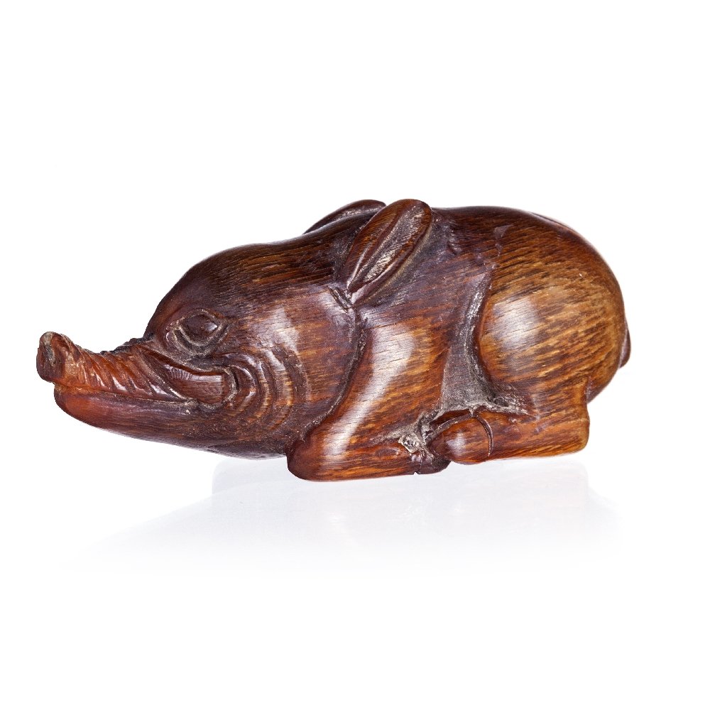 Netsuke 'boar' in Rhinocerus horn: Japan, Edo / Meiji period, 19th century, sculpture in rhinocerus horn. CITES is annexed. Approximate weight:20grs. Dim.:6,5cm.