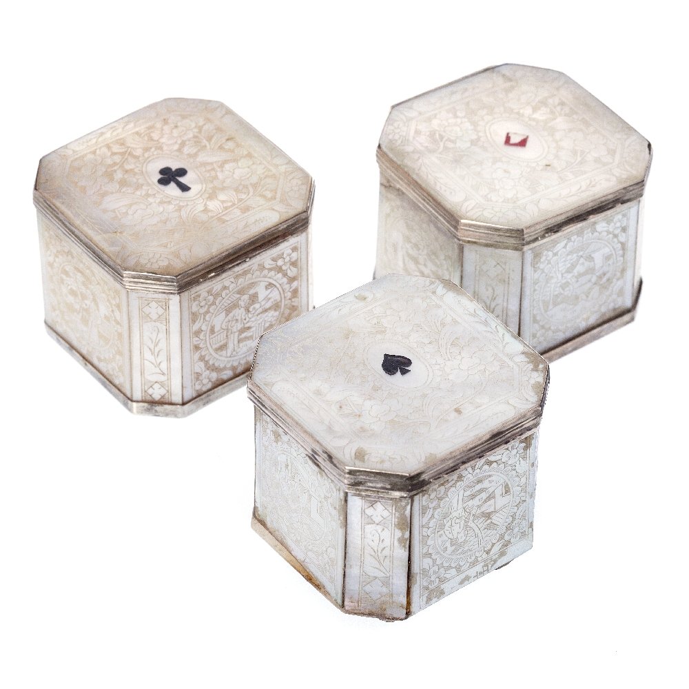 Three small game boxes in mother of pearl: Chinese, mother of pearl, engraved decoration of floral motifs and card suits, interior with game chips. Incomplete. Signs of use. Dim:. 4.8 cm.