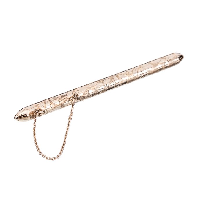 VAN CLEEF & ARPELS - Gold lipstick brush: French 18k gold, contrasted, and marked 'Van Cleef', incised and guilhoché decoration with floral motifs. Approximate weight:12.8grs. Dim.:9cm.