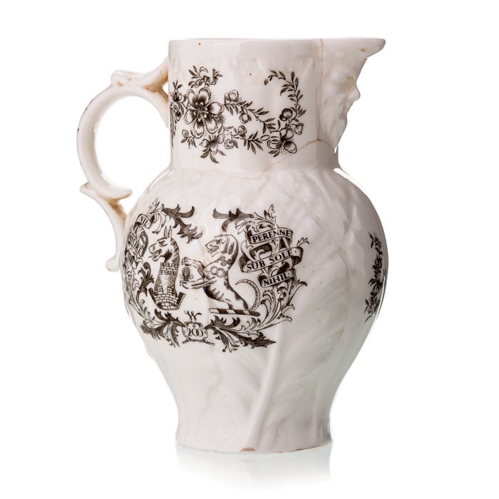 Mug 'Bicentenary' Royal Worcester: Mug English porcelain commemorating the bicentenary of the factory. Marked. Signs of use, hair line crack. Dim:. 12.5 cm.