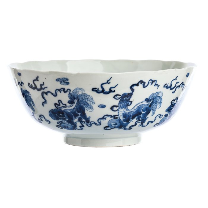 Bowl with 'qilins' in Chinese porcelain, Guangxu: China, 19th century, Guangxu period, blue decoration with foo dogs in pursuit of balls. Apocryphal marking at the base. Very slight original chipping in the glazing at the rim. Dim.: 23 cm.