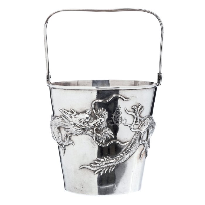 Ice bucket with a 'dragon' in Chinese silver: China, 19th/20th century, silver, marked 'MF' and an ideogram, relieved decoration with a scaly dragon, monogram, rectilinear handle. Approximate weight: 496 g. Dim.: 22 cm.