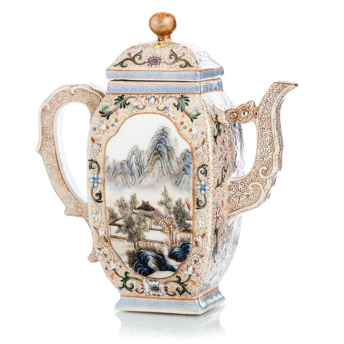 Teapot 'reserves with landscape' in Chinese porcel: China 20th Century, Minguo period, delicate polychrome decoration and gold reserves hilly landscape with pagodas, under background windings. Qianlong mark on the base, apocryphal. Dim:. 17.5 cm.