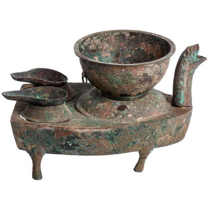 Chinese bronze stove, Han: China, Han Dynasty (206 B.C. - 220 A.D.), model of a zoomorphic stove in bronze, with various accessories. Oxidation patina. Dim.: 15x21x15.5 cm.