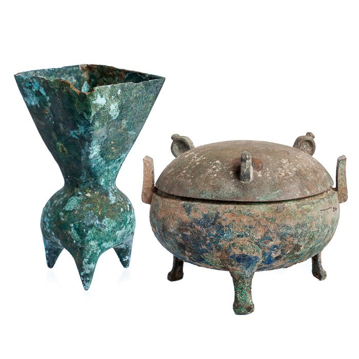 Two Chinese bronze vases, Zhou/Han: China, Zhou Dynasty / Han (206 B.C. - 220 A.D.), ding vase with lid and vase, square cone-shaped section on four feet. Oxidation patina. Dim.: 15x19 cm; and 15x8 cm.