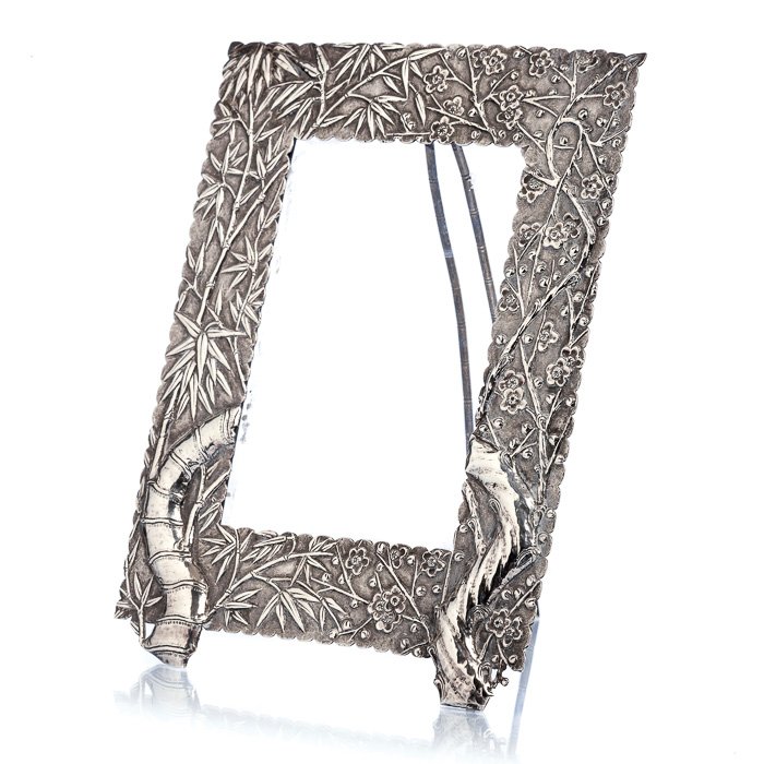 WANG HING - Frame portraits in Chinese silver: Chinese silver 19/20th Century, marked 'WH 90' carved bamboo and peach blossoms decorating. Signs of use. Weight: approx. 228grs. Dim: 20,5 x15cm,. Interior: 12,5 x8, 5cm.