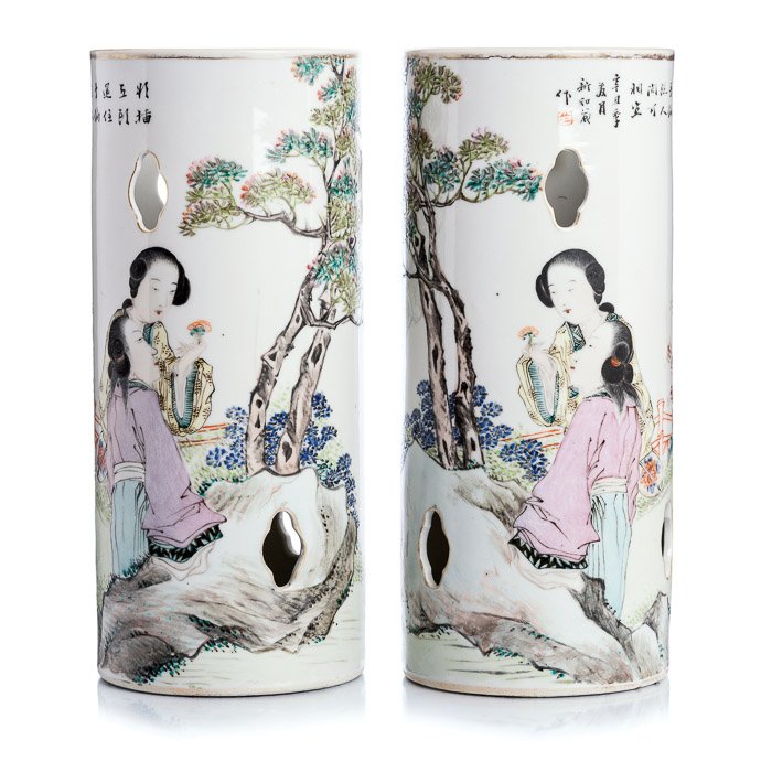 Pair of figurative vases in Chinese porcelain, Min: China, 20th century, Minguo period, cast and polychrome, representing figures in a scenery, with characters. One of them with a hairline. Marking on the base. Dim.: 28.5 cm.