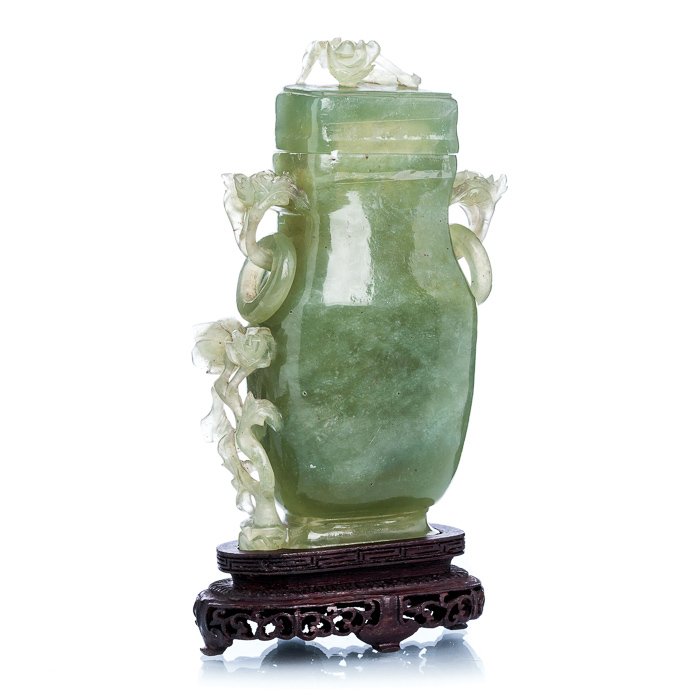 Chinese urn in jade, Minguo: China, 20th century, Minguo, sculpture in green jade, urn with a lid decorated with flowers, base in carved and cast wood. Slight defect on the lid. Dim.: 15.5 cm; total: 18.5 cm.