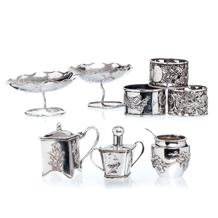 Eight miniatures in Chinese silver: China, 19th/20th century, silver, marked, made up of two small tall plates, three napkin rings with dragons; one mustard holder and two spice stands. Signs of wear. Approximate weight: 247 g. Dim.: 4 